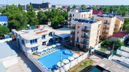 Бассейн сверху в отеле Grand More